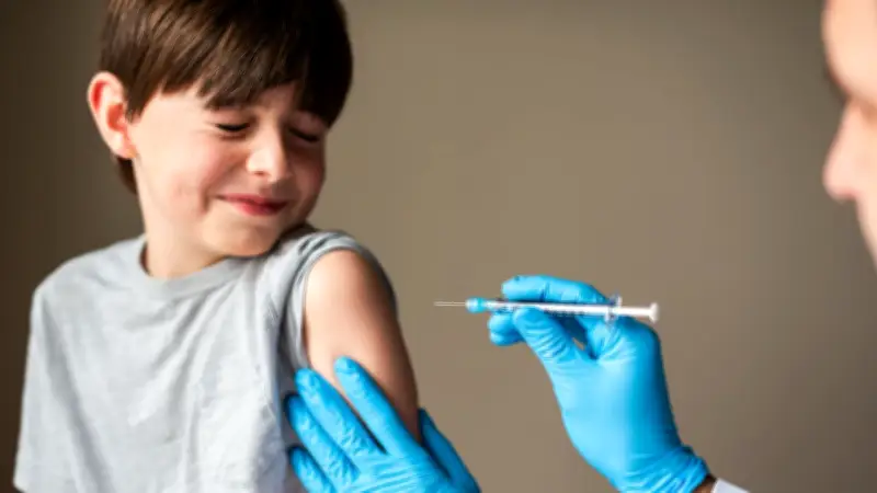 Neue Impfpflicht für Jugendliche: Meningokokken-Schutz ab 12 Jahren jetzt empfohlen