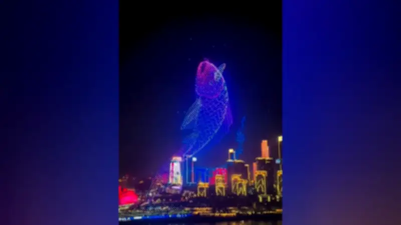 Neujahrs-Spektakel in China: Tausend Drohnen formen magischen Fisch am Himmel