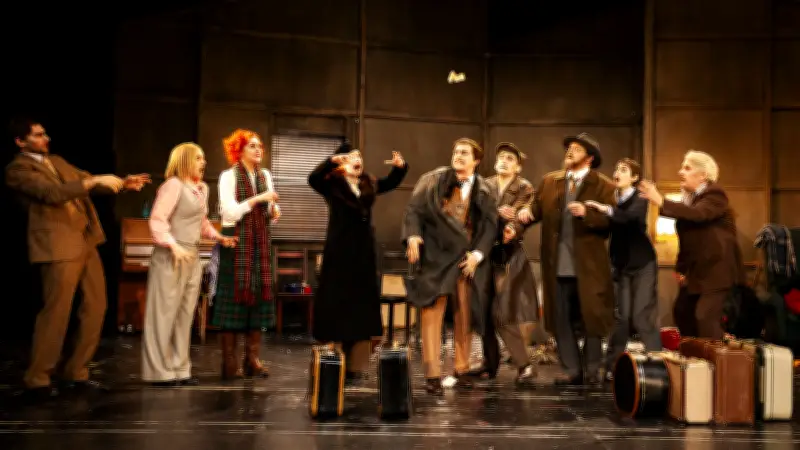 Neustrelitz: Komödie über Nazi-Terror begeistert mit comic-hafter Theaterinszenierung