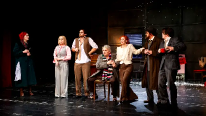 Neustrelitz: Theatertruppe nimmt mit Witz und Shakespeare die Nazis auf