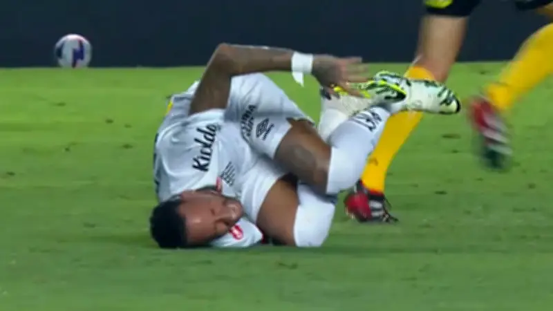 Neymars Comeback nach Knie-OP endet mit brutalen Fouls auf dem Rasen