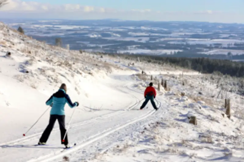 Niedersachsens Winter: Tourismusboom im Harz, Straßenschäden und ökologische Folgen