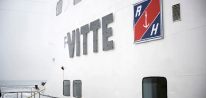 Niedrigwasser stoppt Fährverkehr nach Hiddensee erneut - Historischer Tiefstand in der Ostsee