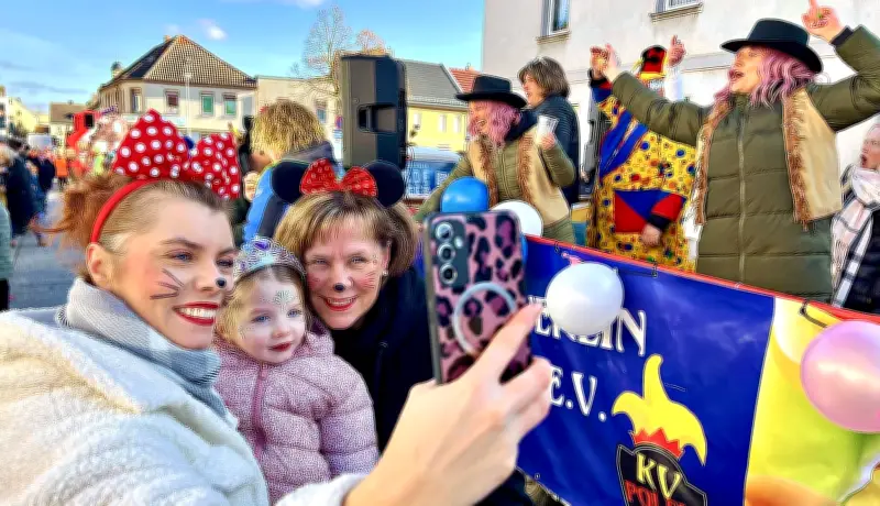 Nienburgs Karnevalsumzug: 16 Wagen begeistern 1.500 Zuschauer bei buntem Faschingsspektakel