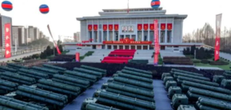 Nordkoreas Machthaber Kim Jong Un präsentiert 50 neue KI-gestützte Raketenwerfer vor Parteitag