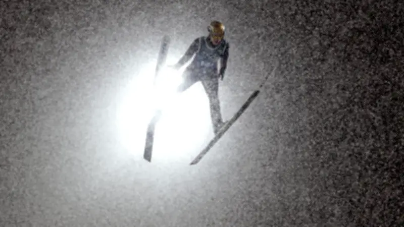 Nur 0,3 Punkte! Schneechaos kostet Deutschland Skisprung-Bronze bei Olympia