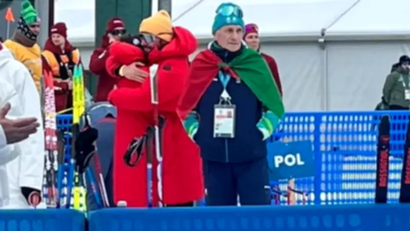 Olympia-Enttäuschung: Kombinierer-Legende Johannes Rydzek tröstet Schwester Coletta nach Halbfinal-Aus