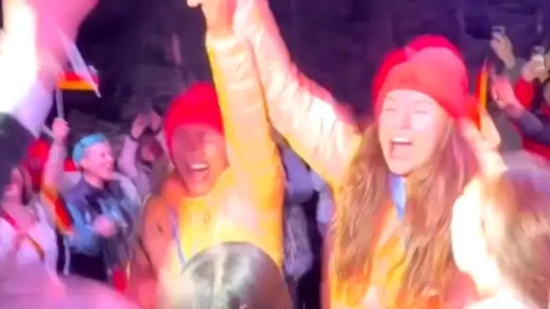 Olympia-Sieg gefeiert: Bob-Duos Laura Nolte und Deborah Levi lassen im Deutschen Haus die Sektkorken knallen