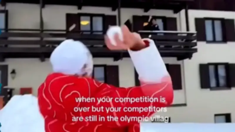 Olympische Schneeballschlacht: Viertplatzierter sorgt mit humorvoller Aktion für Lacher
