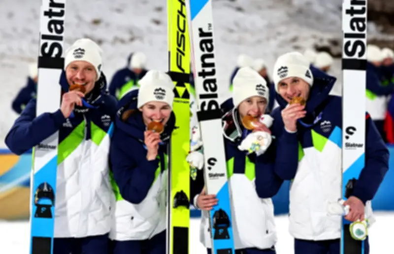 Olympisches Familienglück: Prevcs feiern historischen Mixed-Team-Gold-Triumph in Predazzo