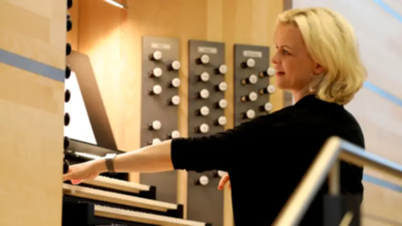Orgelbaumeister gewährt seltenen Blick ins Herz der Konzertkirchen-Orgel in Neubrandenburg
