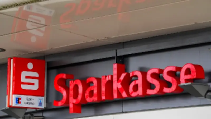 Ostdeutsche Sparkassen stemmen sich gegen Filialsterben - Doch Altersarmut bleibt große Sorge