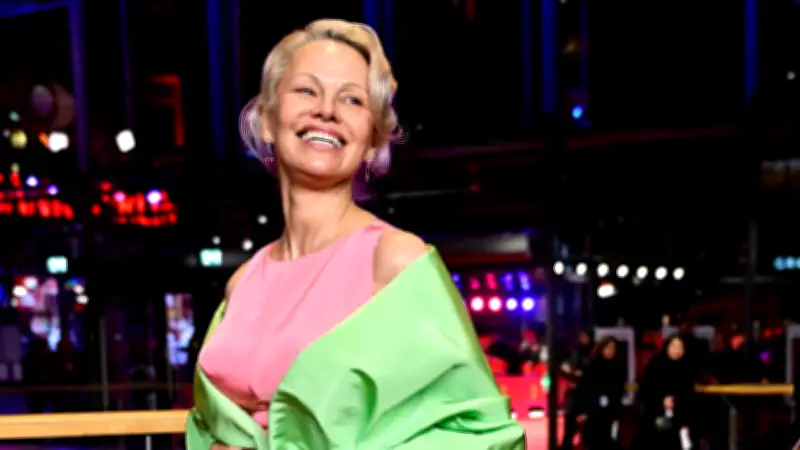Pamela Anderson glänzt bei Berlinale 2026 mit modischen Statements und persönlichen Einblicken