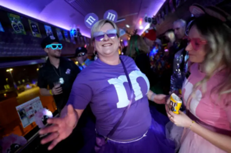 Pappnasen Express: Norddeutsche Karnevalsfans feiern im weltgrößten Partyzug nach Köln