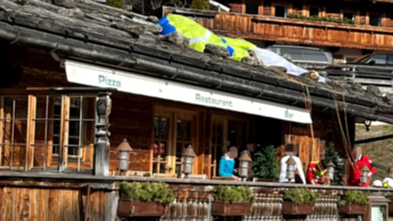 Paragleiterin stürzt auf Restaurant-Terrasse in Alpbach: Zeugen leisten Erste Hilfe