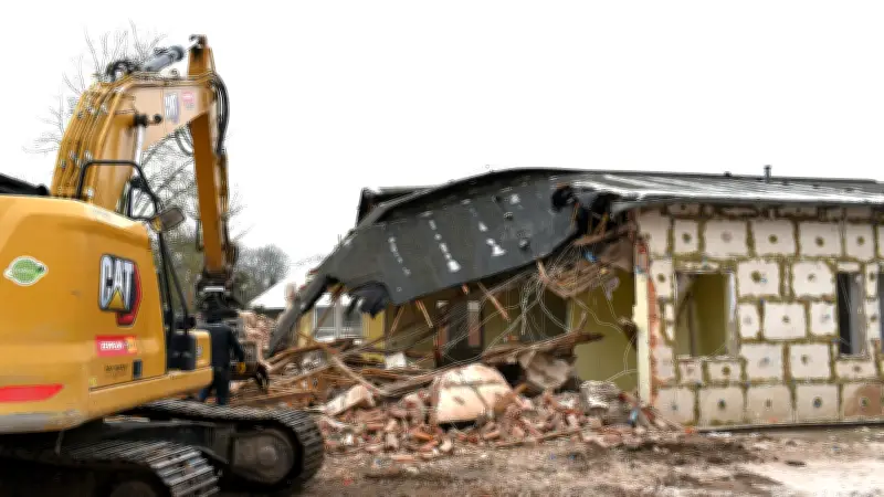 Parchim: Abriss alter Hortgebäude leitet Bau modernen Schulcampus ein