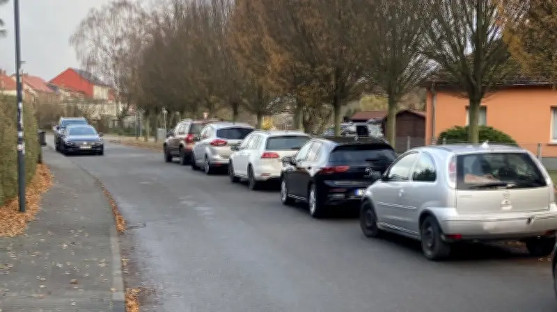 Park-Chaos vor Jarmener Kita: Stadtvertreter fordern endlich Lösungen für blockierte Zufahrten