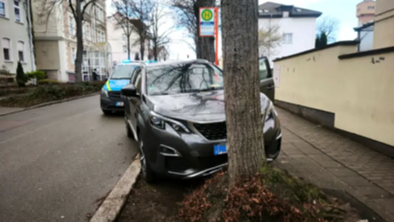 Parkendes Auto rollt führerlos in Merseburg los: Fahrerin verletzt
