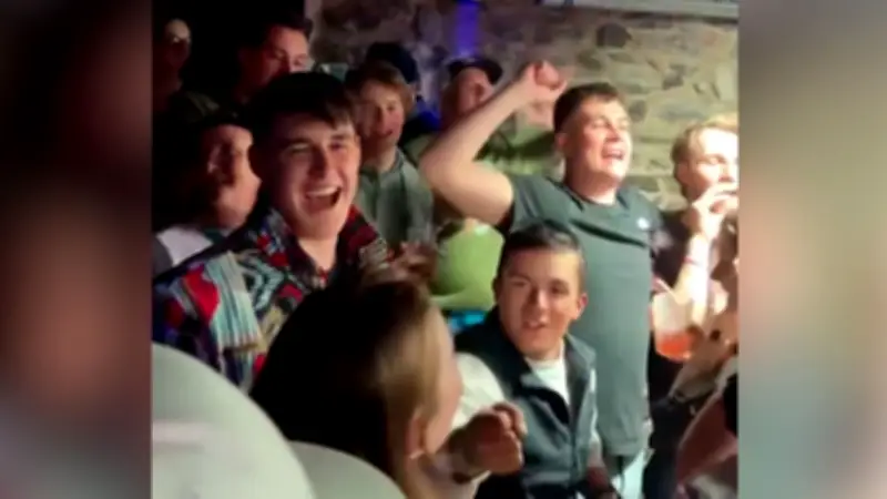 Party-Video von Gold-Gewinner Franjo von Allmen: So wild feiert der Schweizer Skistar
