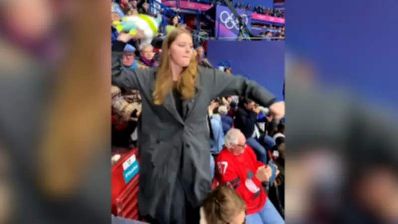 Peinlicher Plüschtier-Wurf bei Eiskunstlauf: Stofftier landet auf Ordner statt auf Eis