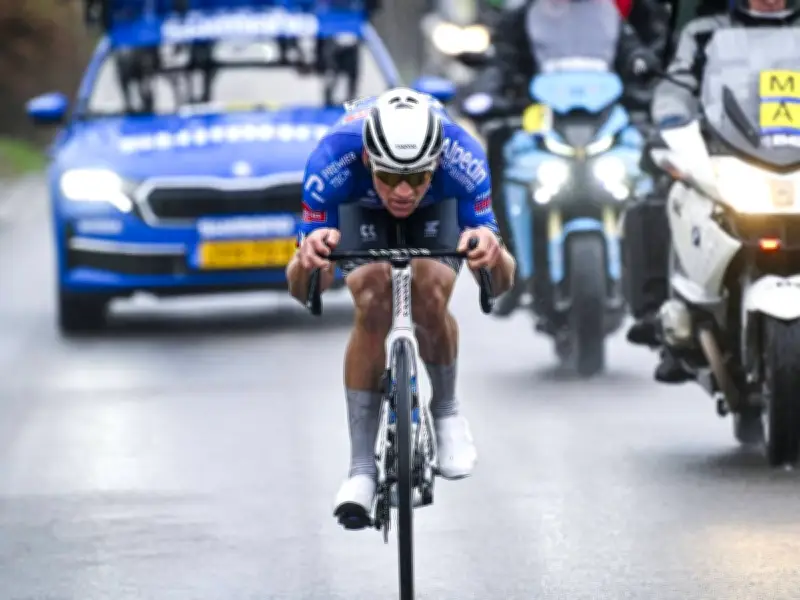 Perfekter Saisonstart: Van der Poel triumphiert als Solist beim Omloop Nieuwsblad
