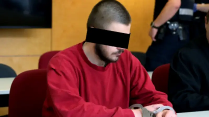 Pflegebruder gesteht Messerattacke auf 10-jährige Schwester nach Weigerung, sich auszuziehen