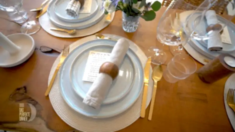 Physiotherapeutin Reva zeigt ihre Berliner Wohnung beim 'Perfekten Dinner'