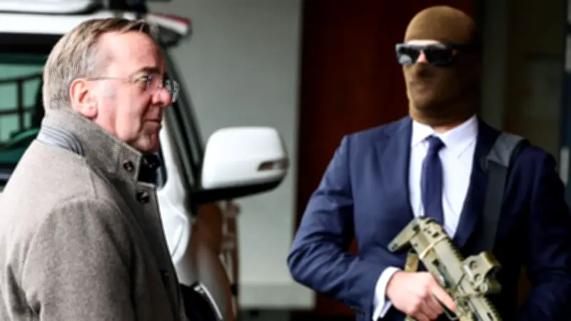 Pistorius beim KSK-Jubiläum: Vermummte Elite-Soldaten begrüßen Verteidigungsminister