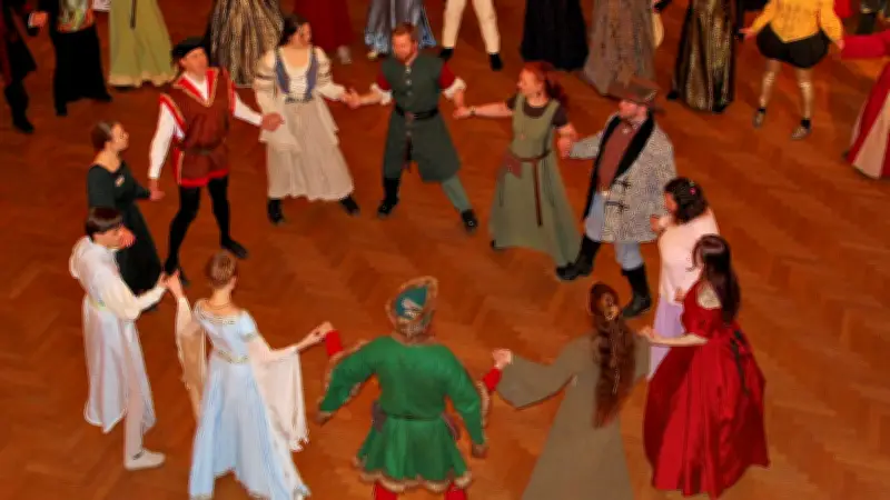 Playfords Raben: Barocktanzgruppe bringt historische Tänze nach Merseburg zurück