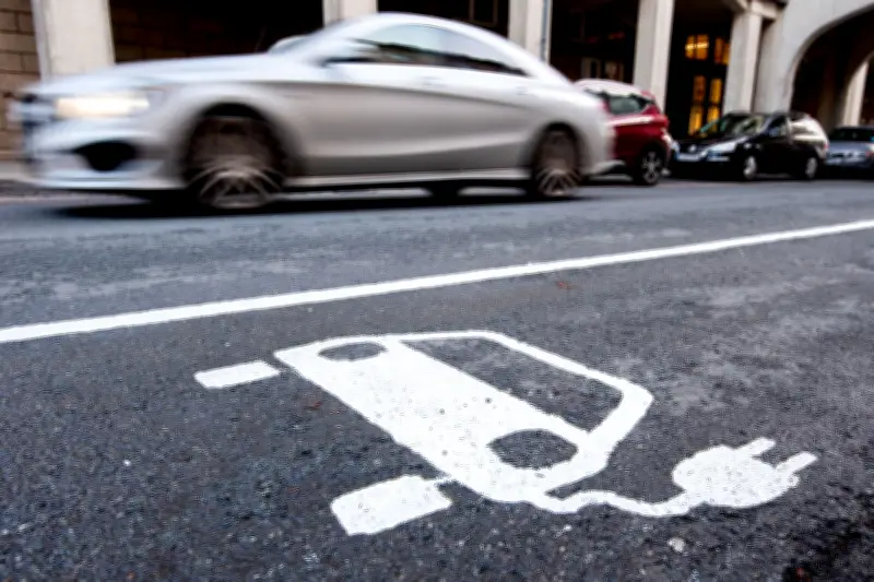 Plug-in-Hybride verbrauchen im Alltag vier Mal mehr Sprit als angegeben