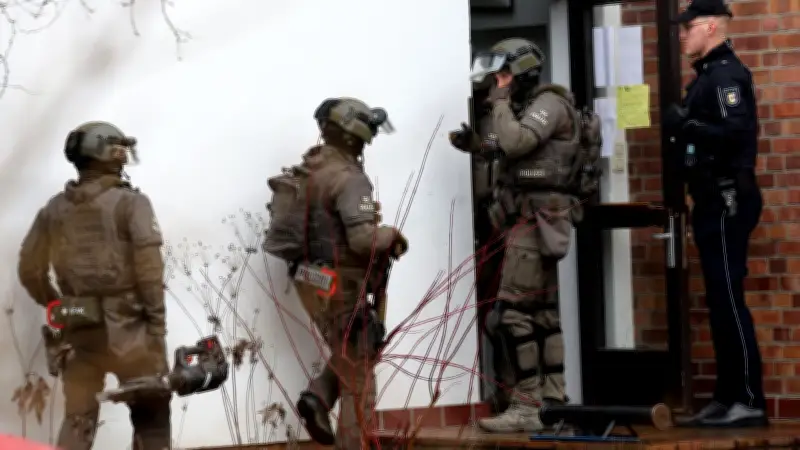 Polizei beendet Widerstand gegen Abschiebung in Schwerin mit Spezialeinheit