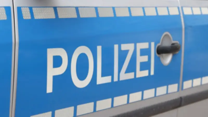 Polizei Halle fahndet nach Ladendieb: Verkäufer nach Diebstahl geschlagen