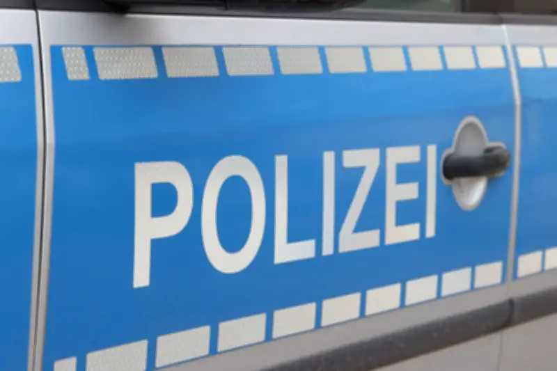 Polizei Halle fahndet nach Unbekanntem: Mann in Mehrfamilienhaus durch Schläge verletzt