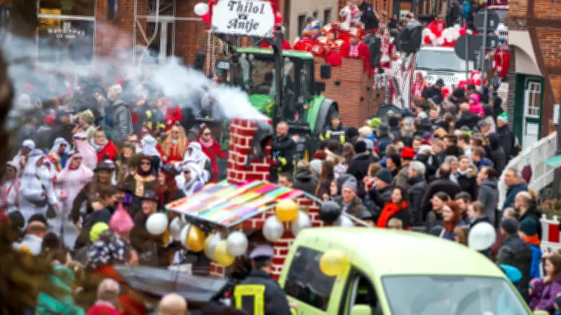 Polizei in Mecklenburg-Vorpommern zeigt Herz für Karnevalisten bei Dömitzer Umzug
