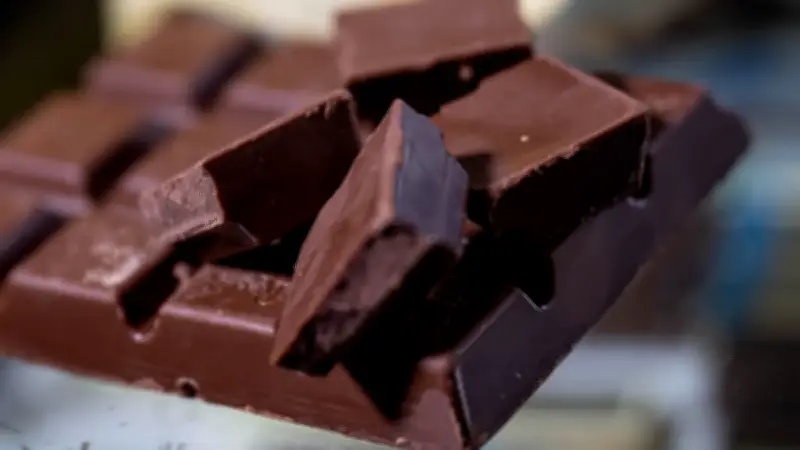 Polizei stellt tausende Tafeln Schokolade als Hehlerware in Weisen sicher