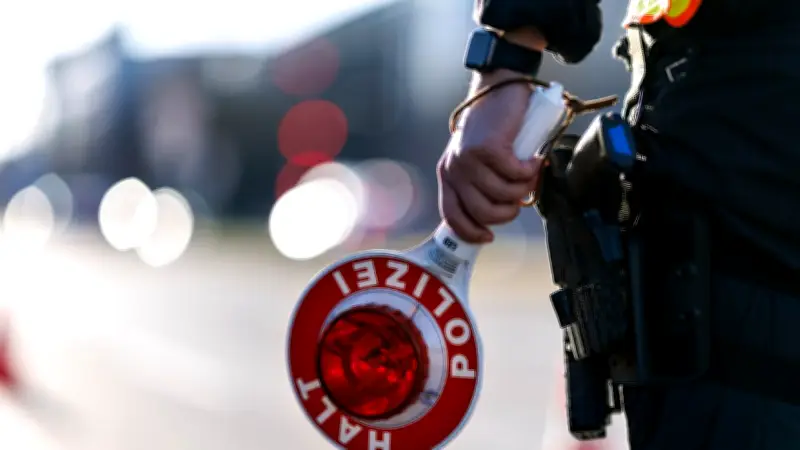 Polizei stoppt überladenen Minivan: Kühlschrank und Reifen auf Dach