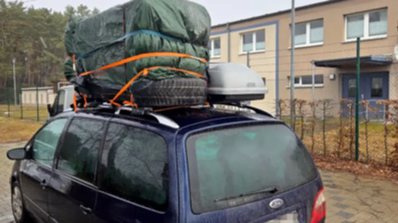 Polizei stoppt überladenen Van auf A24: Kühlschrank auf dem Dach