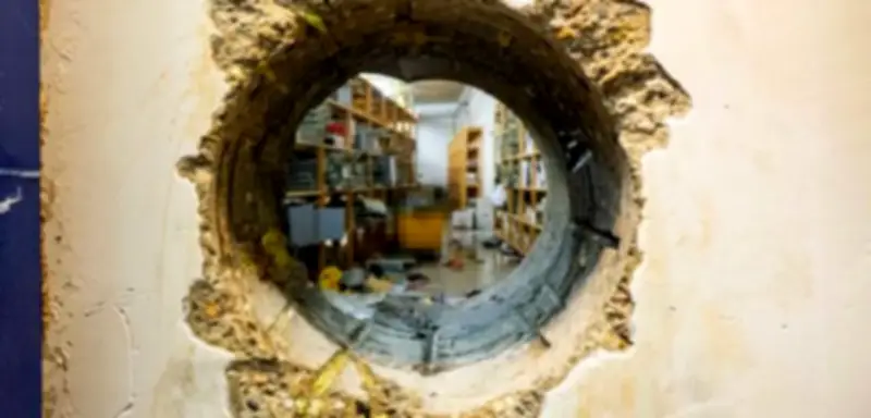 Polizei veröffentlicht Tatortfotos: Chaos nach spektakulärem Sparkassen-Einbruch in Gelsenkirchen