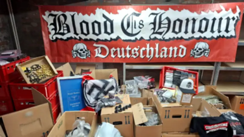 Polizei zerschlägt Neonazi-Shop: Hitler-Figuren und Hakenkreuz-Merchandise beschlagnahmt