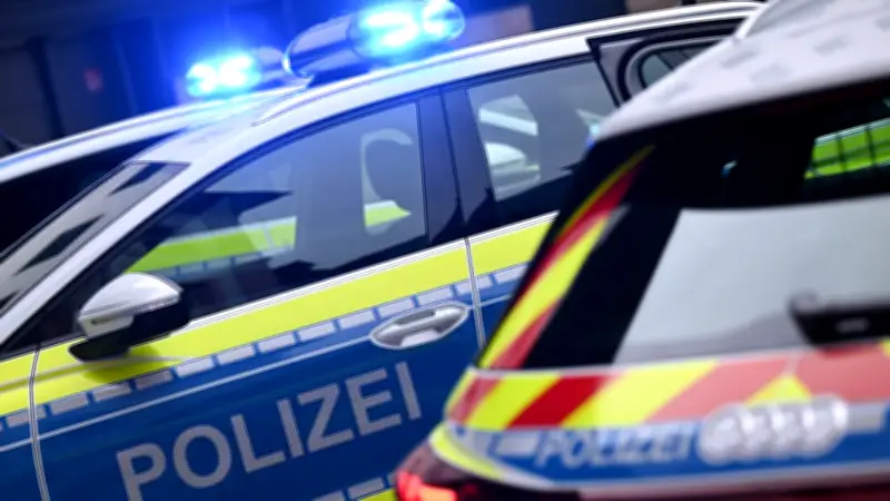 Polizeieinsatz in Celle eskaliert: Mann attackiert Beamte mit Bierdose und Stuhl
