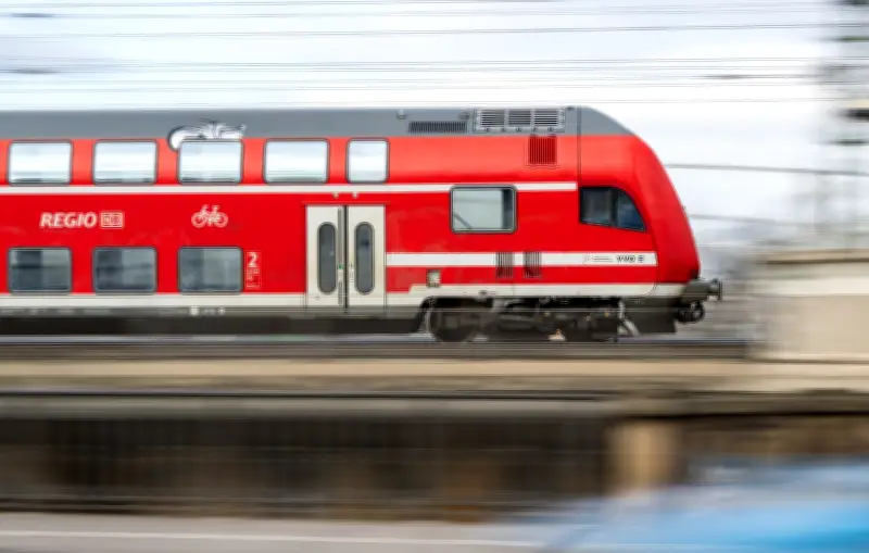 Polizeieinsatz in Leipzig: Fahrgast bedroht Zugbegleiter im Regionalzug