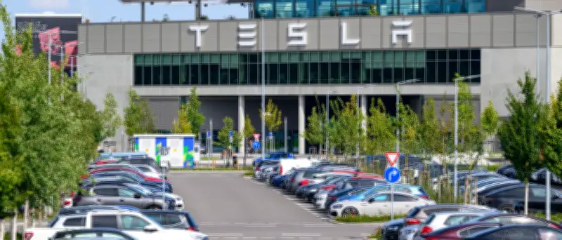 Polizeieinsatz in Tesla-Fabrik Grünheide: Verdacht auf unerlaubte Aufzeichnung von Betriebsratssitzung