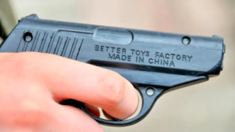 Polizeieinsatz wegen täuschend echter Spielzeugpistole – Mutter erleidet Schock