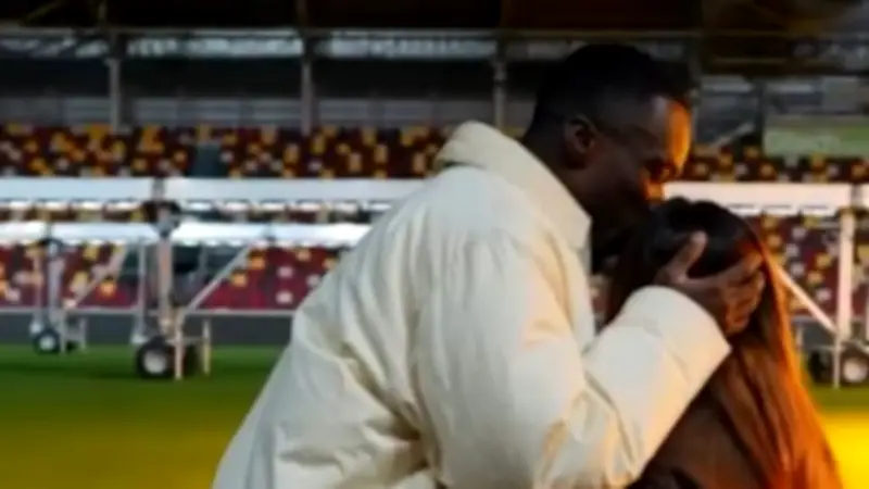 Premier-League-Star Michael Kayode begeistert mit spektakulärer Aktion das gesamte Stadion