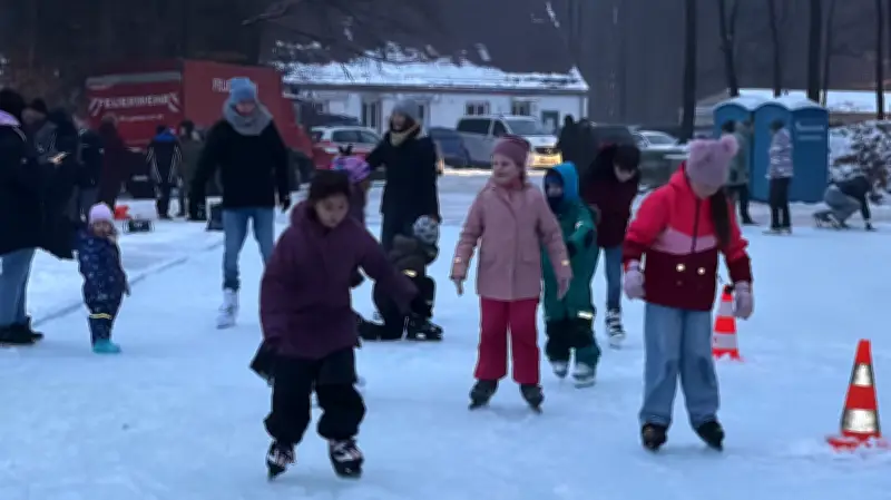 Premiere in Gadebusch: Hunderte genießen erstes Schlittschuhvergnügen auf der Waldbühne