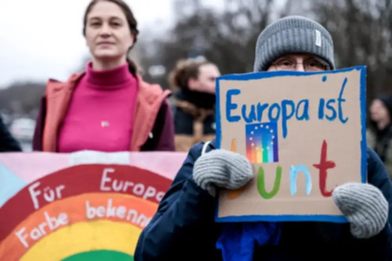 Pro-Europa-Demonstration am Brandenburger Tor: Rund 100 Menschen fordern starkes Europa
