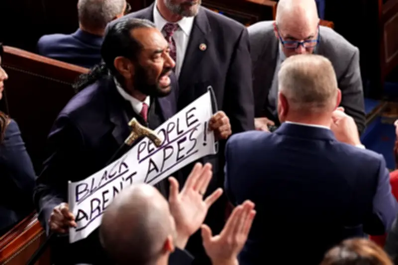 Protest bei Trump-Rede: Abgeordneter Green mit Schild gegen Rassismus eskortiert