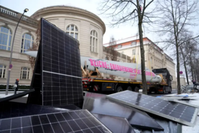 Protestaktion gegen Reiches Netzpläne: Rotorblatt und Solar-Schrott vor Ministerium