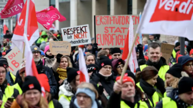 Proteste in Hamburg: Beamtenbund steigt in die Elbe als Zeichen gegen Tarifkälte
