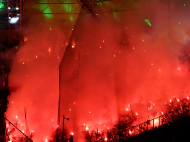 Pyrotechnik im Derby: 1. FC Köln muss fast 100.000 Euro Strafe zahlen